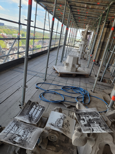 911183 Afbeelding van tekeningen van kunstenaar Jeroen Hermkens op de steigers van de Domtoren te Utrecht, waar hij een ...